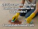 Imagen del cuerpo de una mujer joven sentada en el piso y limpiando la alfombra de la casa. ella tiene unos guantes amarrillos puestos