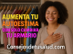 imagen de una mujer joven con la mano derecha sobre su corazon y los ojos cerrados. Hay un closet con ropas organizadas detras de la mujer.