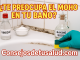 imagen de la esquina de una bañera con mojo. hay un envase pequeño de vidrio con vinagre y otro con baking soda