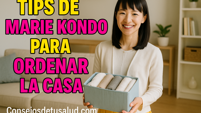 konmarie imagen de marie kondo con una caja de tamaño mediano en las manos. La caja tiene ropas dobladas dentro.