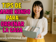 imagen de marie kondo con una caja de tamaño mediano en las manos. La caja tiene ropas dobladas dentro.