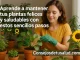 Imagen de una mujer joven cuidando sus plantas dentro del hogar