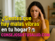 una imagen de una mujer joven con los ojos cerrados y sentada en un mueble. La mujer tiene los dedos de la mano izquierda colocados sobre la parte izquierda de su frente.