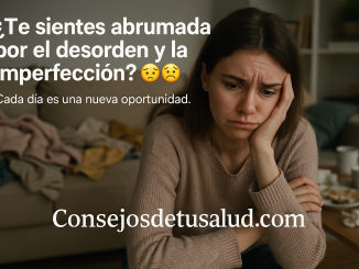 imagen de una mujer joven preocupada y abrumada por el desorden de ropas sobre el bueble detras de ella