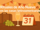 Banner festivo con texto ‘Rituales de Año Nuevo 🏡 en las casas latinoamericanas’, acompañado de uvas, copa de champaña y calendario del 31 — tradición de fin de año en hogares latinos