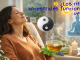 Mujer relajada en un salón iluminado por luz natural, disfrutando de un momento de bienestar con infusión de hierbas, símbolos de meditación, sol y equilibrio, representando rituales ancestrales para la salud y el bienestar.