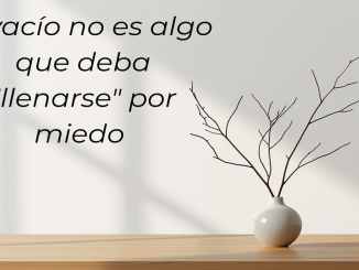 Rama en jarrón sobre fondo blanco con mucho aire. Concepto japonés de vacío y calma.