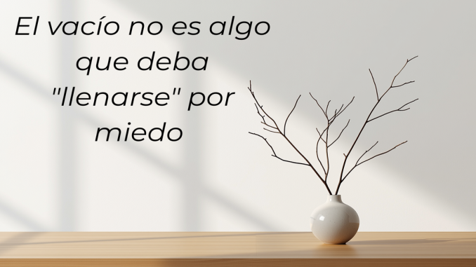 Rama en jarrón sobre fondo blanco con mucho aire. Concepto japonés de vacío y calma.