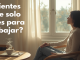 Persona relajada frente a ventana con luz natural y texto "¿Sientes que solo vives para trabajar?". Imagen sobre propósito de vida e Ikigai.