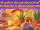 Persona sentada entre objetos simbólicos de protección mientras se muda a una casa nueva.