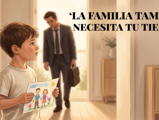 Niño con dibujo familiar y padre cansado al fondo con texto: "La familia también necesita tu tiempo". Concepto de equilibrio laboral