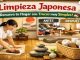 Mujer limpiando casa japonesa con cepillo, antes y después del orden, estilo zen y minimalista